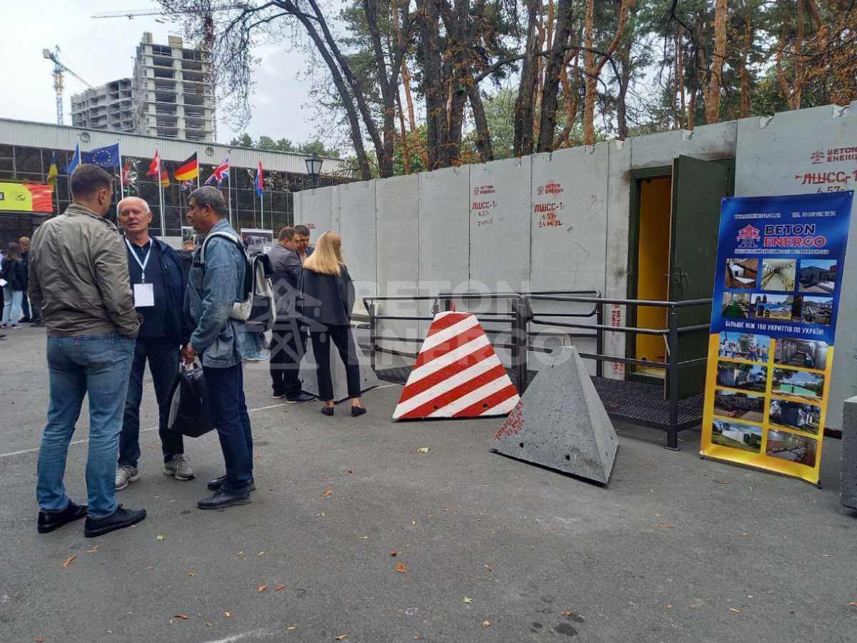 фото найпростішого укриття на виставці безпека